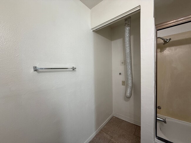 Building Photo - Downstairs 2 bedroom, 1 bathroom condo loc...