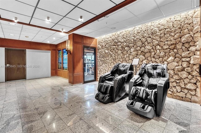 Building Photo - 600 NE 36th St