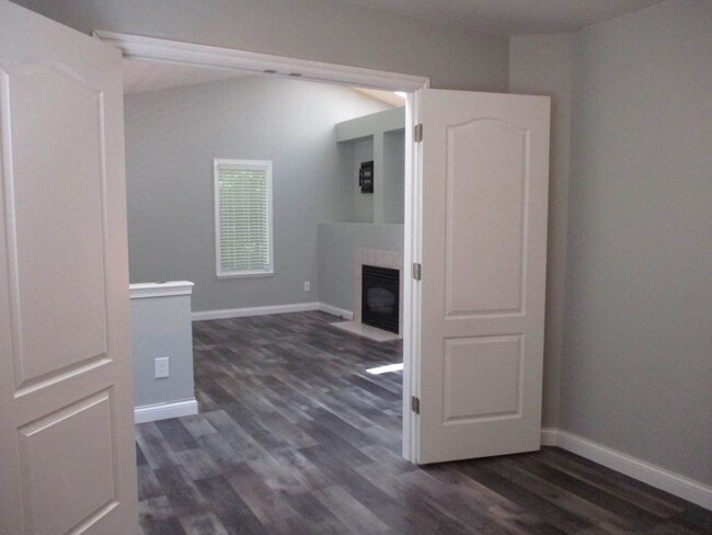 Building Photo - Beautiful 3 Bedroom, 1.75 Bathroom Welling...