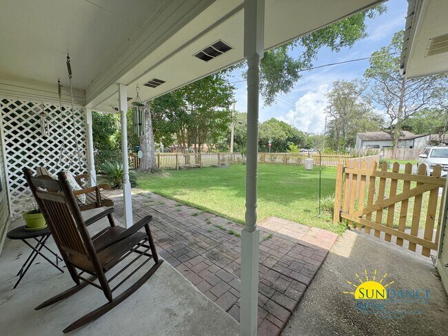 Building Photo - Charming 3-Bedroom Home in Shalimar – Conv...