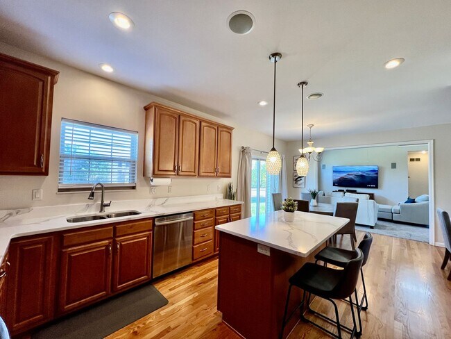 Building Photo - Large executive home in pool community Mas...