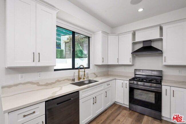 Building Photo - 621 Huntley Dr