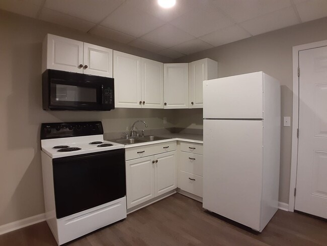 Building Photo - Radford, 1 BR / 1 BA Apartment, Available May 20th