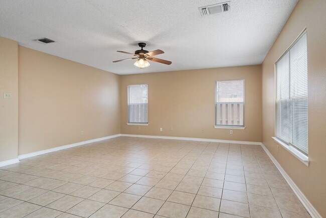 Building Photo - 4 Bedroom/2.5 Bath Redland Springs Subdivision