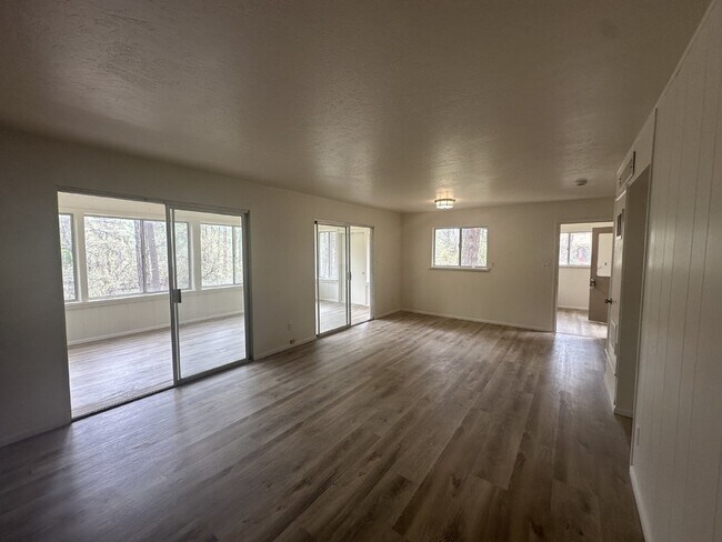 Building Photo - "Charming 2-Bed Retreat with Fireplace & Modern Comforts in Prescott, AZ!"