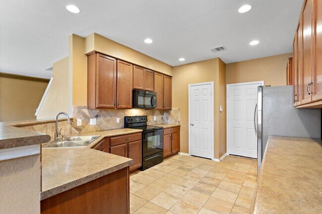 Building Photo - 2302 McCook Dr