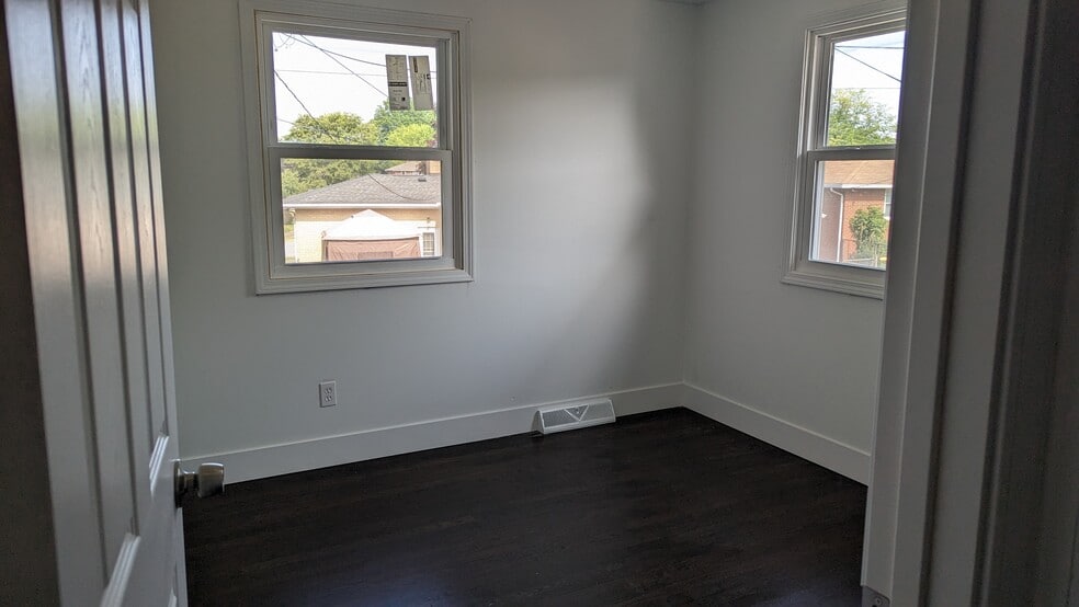 bedroom 1 - 1407 E Valentine Cir NW