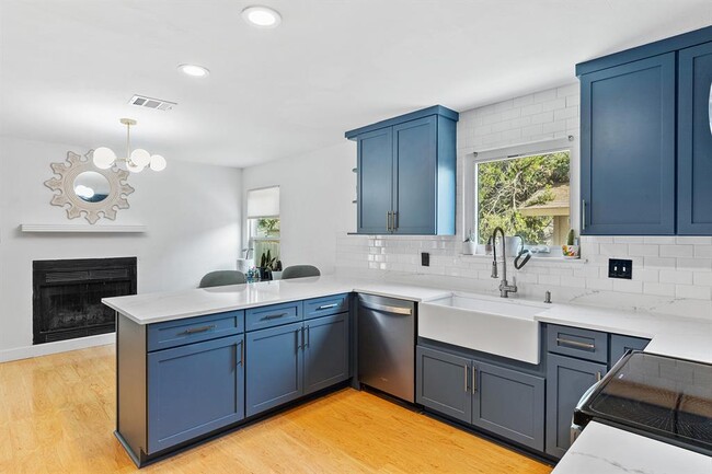 Building Photo - 722 Decker Prairie Dr