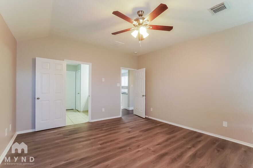 Building Photo - 12035 Thornecrest Dr