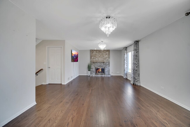 Building Photo - 715 Greenview Ln