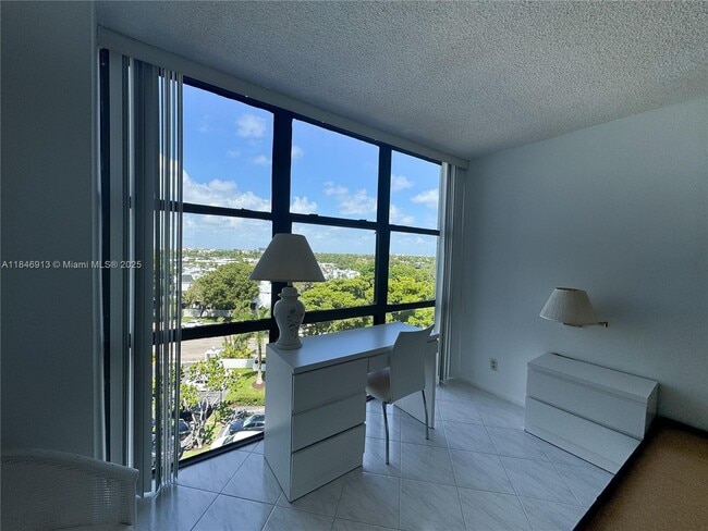 Building Photo - 1000 Parkview Dr