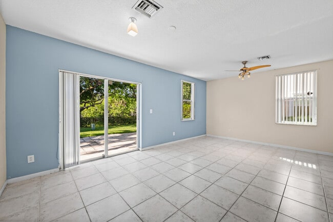 Building Photo - 10565 NW 57th Ct