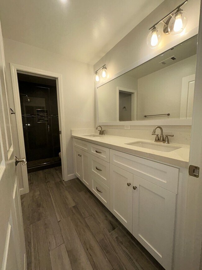 Building Photo - Beautiful 3 Bedroom 2 Bath condo!!