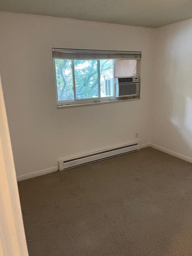 Building Photo - 577 150 E