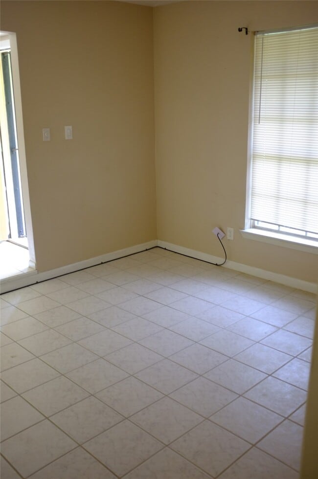 Building Photo - 6310 French Chateau Dr