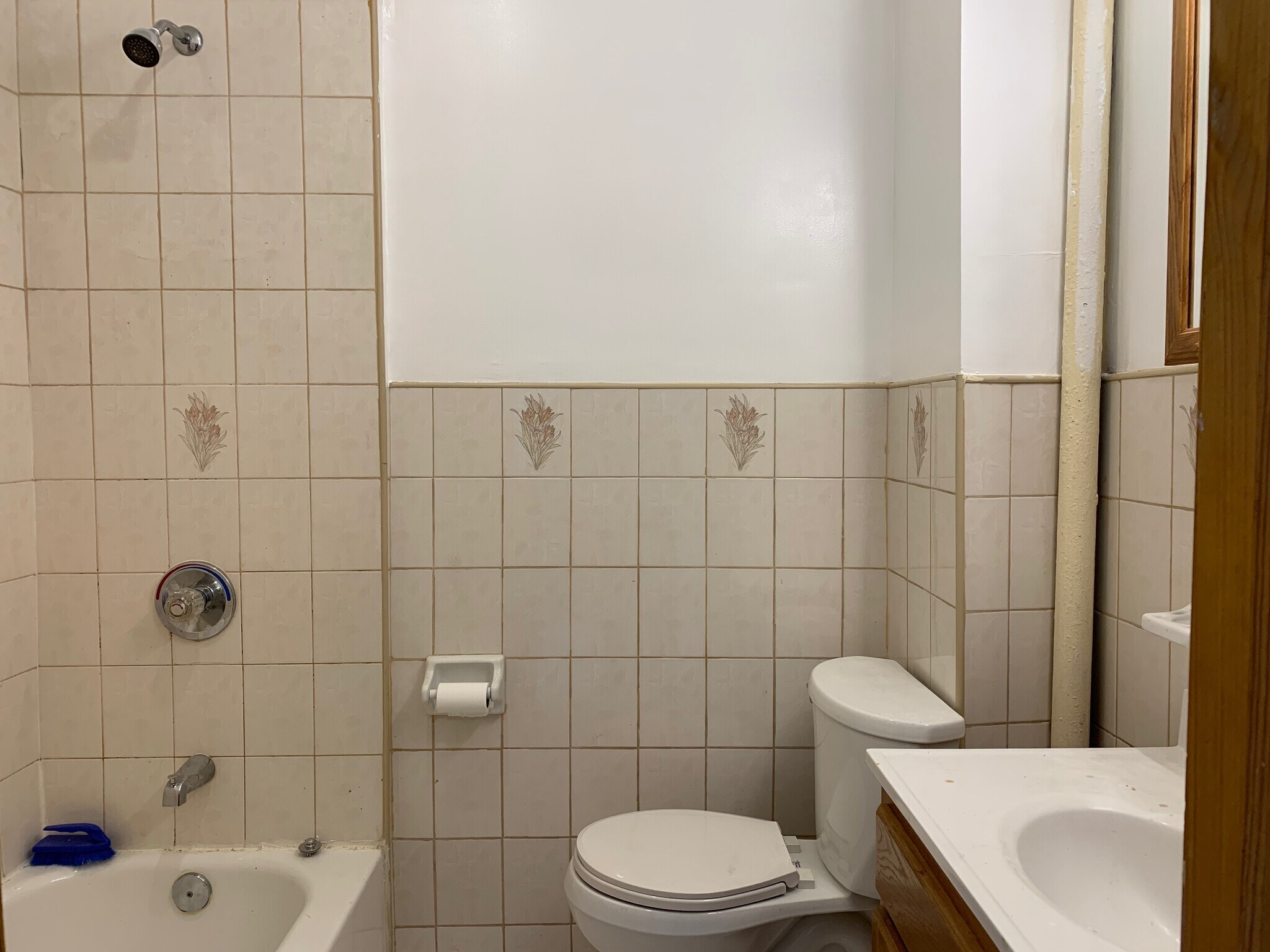 Bathroom - 985 Hart St