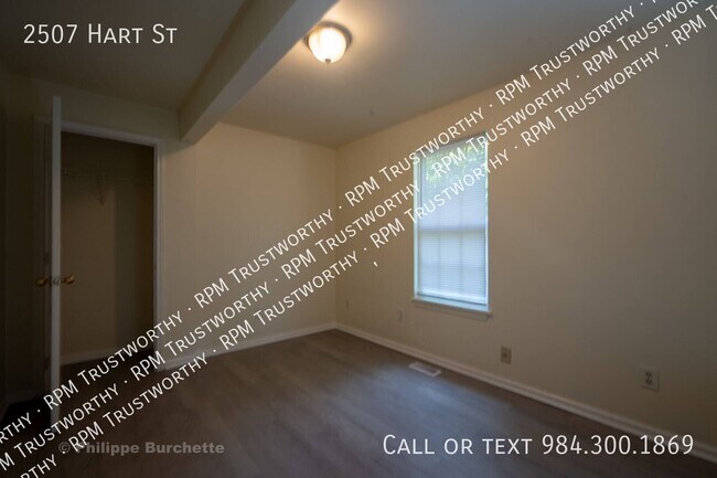 Building Photo - 2507 Hart St