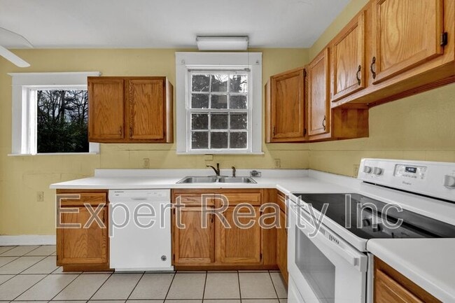 Building Photo - 1542 Somerset Dr