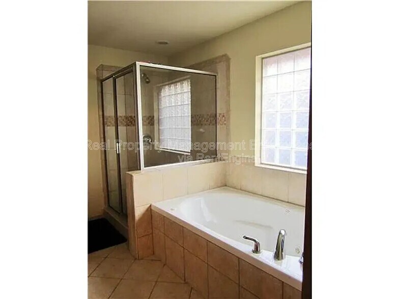 Building Photo - 9025 NW 92nd St