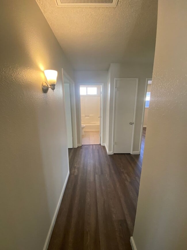 Building Photo - COZY HOME! APPLY NOW!