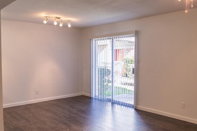 Building Photo - 5506 Grover Ave