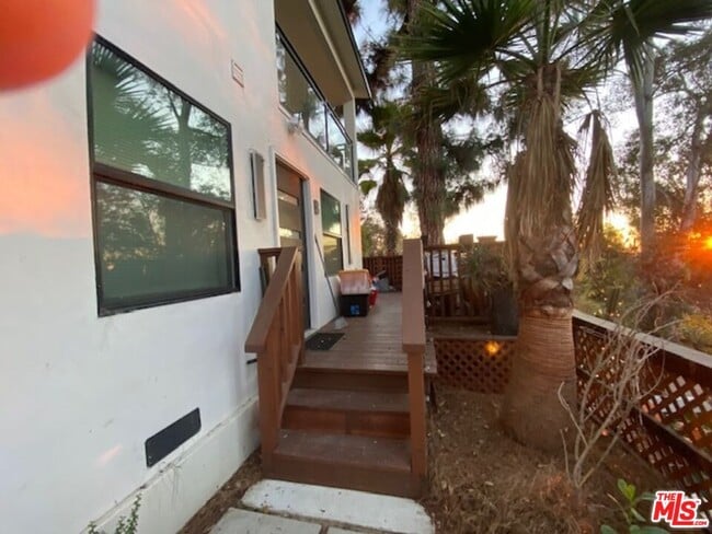 Building Photo - 1933 1/2 Lemoyne St