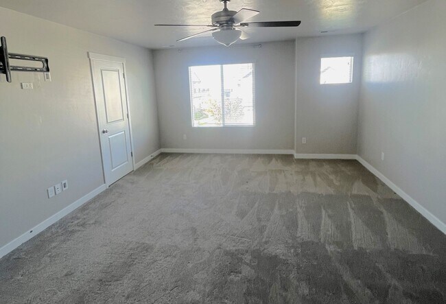 Building Photo - Beautiful 3 Bedroom Townhome in Bluffdale