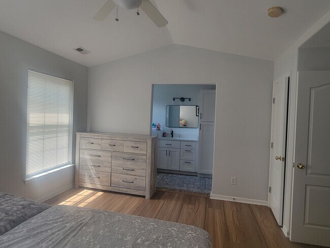 Building Photo - Beautifully Updated Townhouse in Sought-Af...