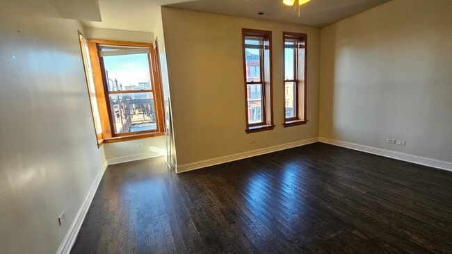 Building Photo - 939 W Armitage Ave