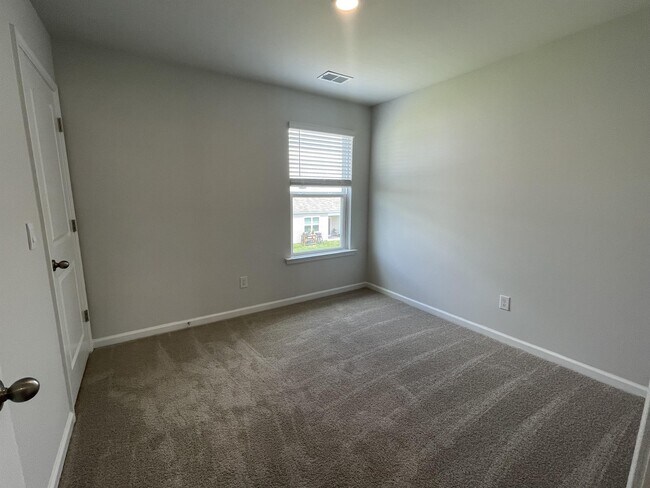Building Photo - 240 Blue Haw Dr