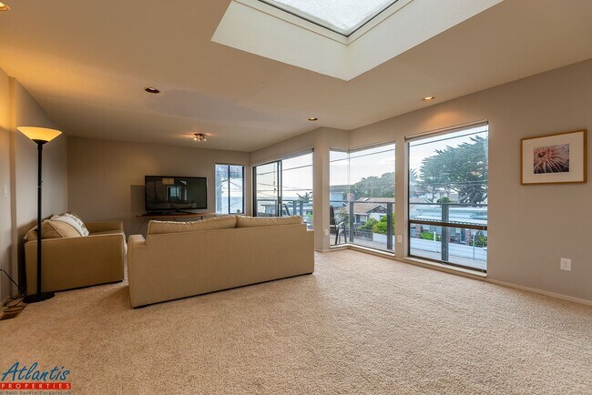 Building Photo - Desirable Home | Oceans Views | Close To B...