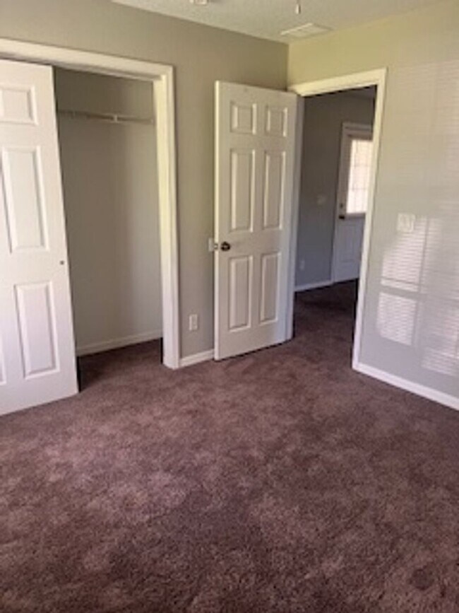 Building Photo - Three Bedroom Two bath