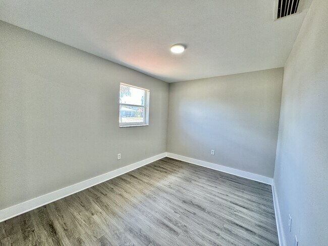 Building Photo - 531 99th Ave N