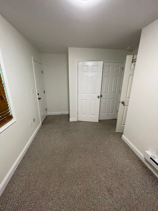Building Photo - 406 Leverington Ave