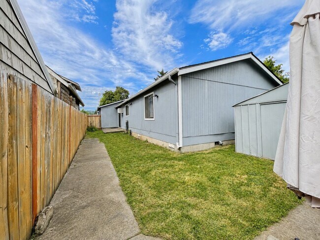 Building Photo - Pardee Duplex (A &amp; B)