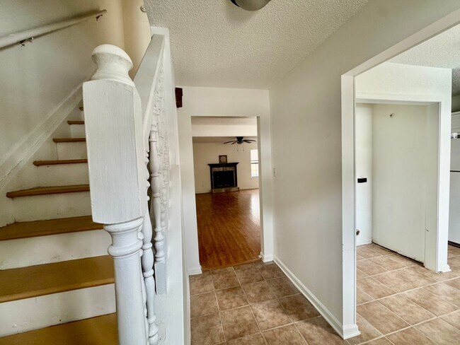 Building Photo - 127 E Pamela Dr