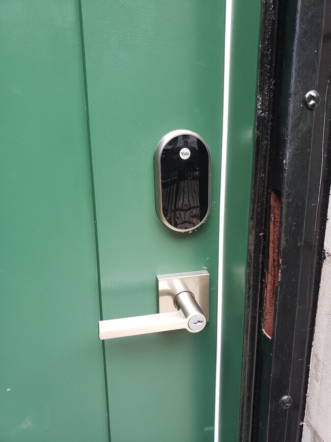 Building Photo - 15 E 117th St