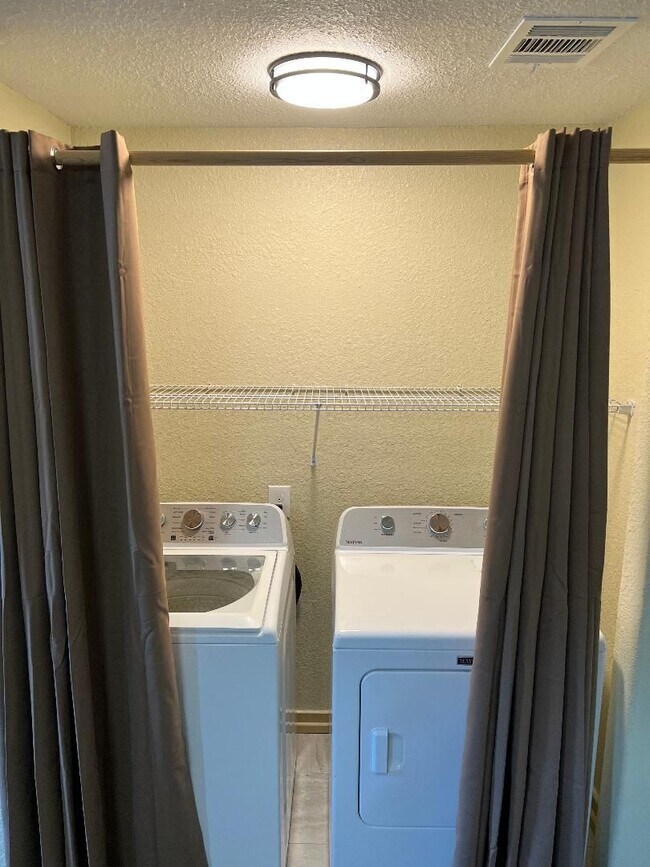 Building Photo - ** 2BED/2BATH Remodeled Suburban Apt. **