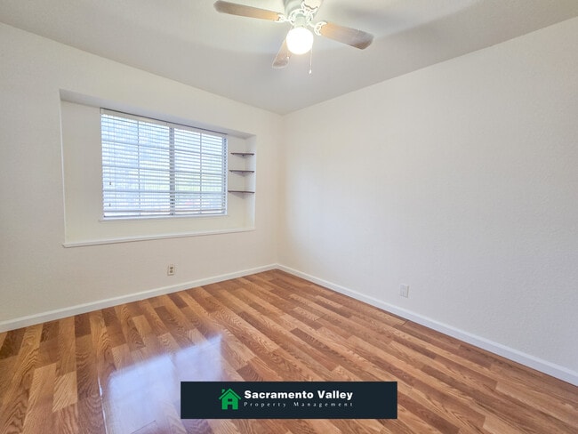 Building Photo - 8282 Meadowhaven Dr