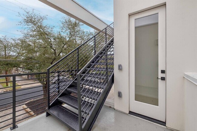 Building Photo - 1704 Kinney Ave