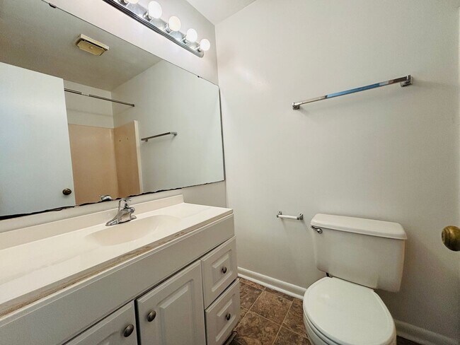 Building Photo - 833 Claytor Square
