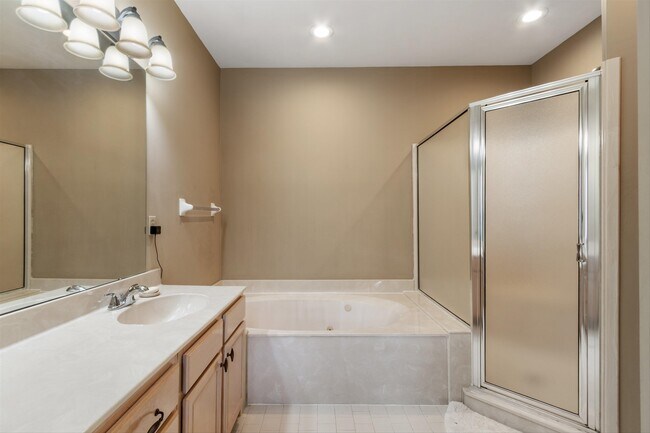 Building Photo - 948 River Breeze Dr