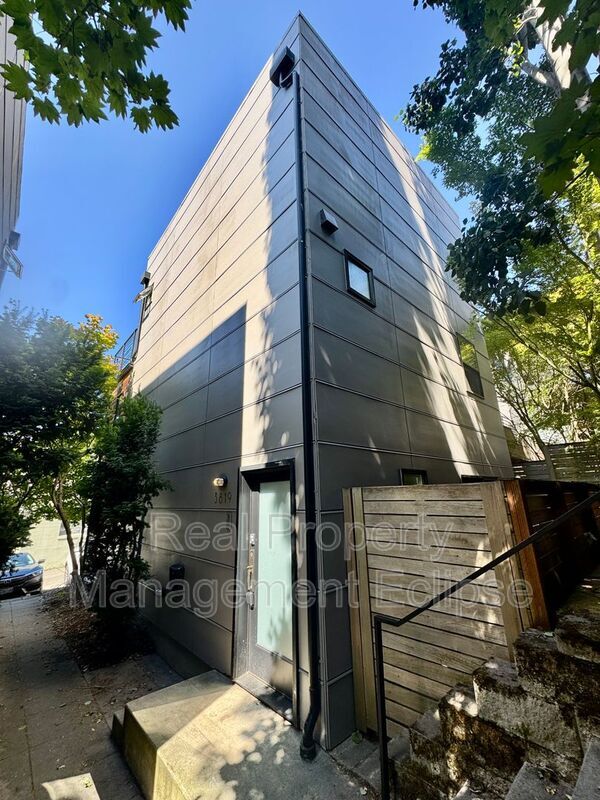 Building Photo - 3819 Interlake Ave N