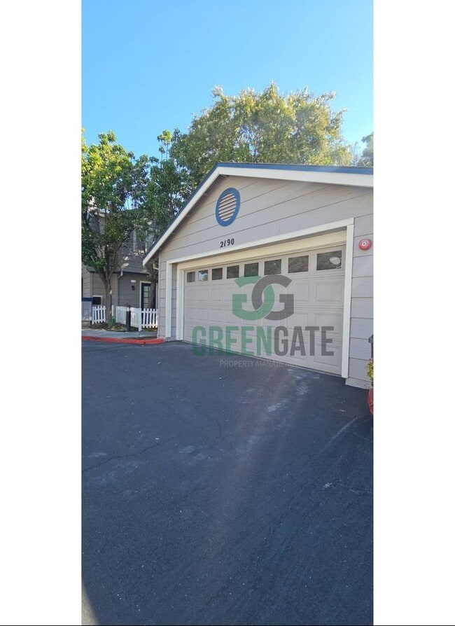 Building Photo - MOVE-IN SPECIAL $500 off first month!! Bea...