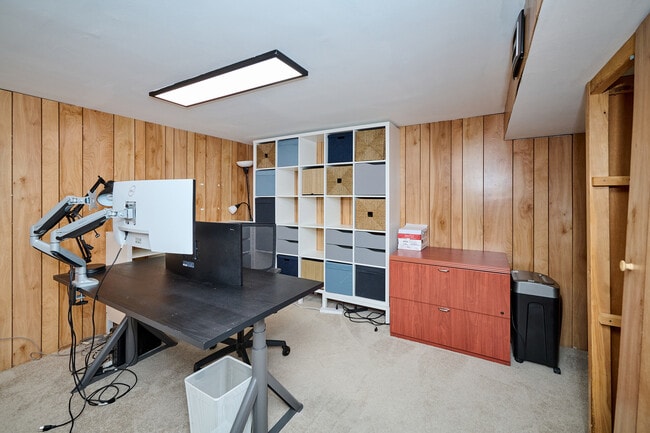 Building Photo - 926 N Boxwood Dr