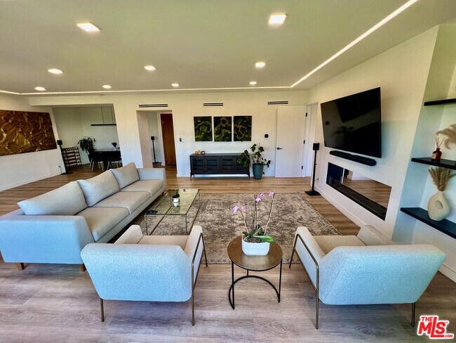 Building Photo - 838 N Doheny Dr