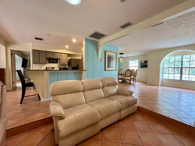 Building Photo - 3 bed/ 2 bath Beauty!