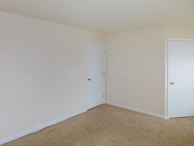 Building Photo - Recently Renovated 2 Story Inner Town Home...