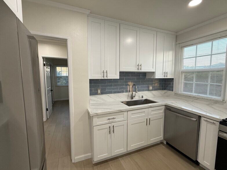 Kitchen - new dishwasher & stove - 6522 W 86th Pl