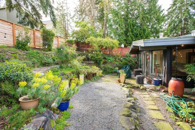 Building Photo - Magnolia 4 bedroom, 3 bathroom